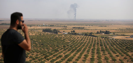 Eine Rauchsäule über der syrischen Stadt Ras Al-Ain, gesehen von...