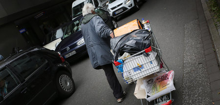 Ausdruck der kapitalistischen Gesellschaft: Obdachlose bieten Kl... Ausdruck der kapitalistischen Gesellschaft: Obdachlose bieten Kl...