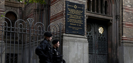 Traurige Routine: Polizeischutz vor der Neuen Synagoge in Berlin... Traurige Routine: Polizeischutz vor der Neuen Synagoge in Berlin...
