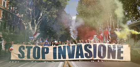 »Stoppt die Invasion«: Auch rassistische Parolen gegen Einwander... »Stoppt die Invasion«: Auch rassistische Parolen gegen Einwander...