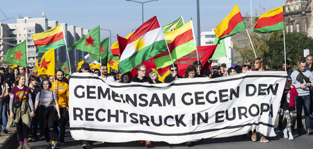 Solidarität mit kurdischer Bewegung statt rechter Hetze: Demonst... Solidarität mit kurdischer Bewegung statt rechter Hetze: Demonst...