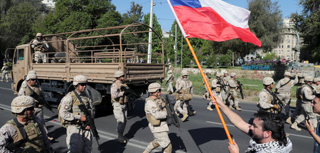 Schwerbewaffnete Soldaten gehen gegen Demonstranten am Sonntag i...