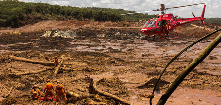 Feuerwehrleute bergen Verschüttete nach dem Dammbruch nahe Bruma...