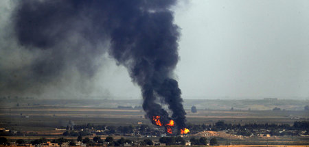 Rauch über der syrischen Ras Al-Ain nach Bombardement durch türk...