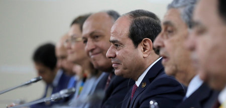 Ägyptens Präsident Al-Sisi (M.) bei Eröffnung des Wirtschaftsfor...