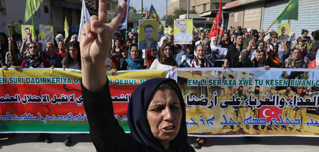 Kurden und Araber demonstrieren am Mittwoch im syrischen Kamisch...