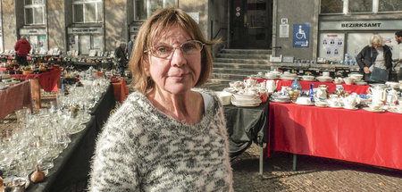 Passanten zahlen, Ursula Nguyen organisiert: Solidaritätströdelm... Passanten zahlen, Ursula Nguyen organisiert: Solidaritätströdelm...