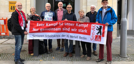 Initiative »Seniorenaufstand« nach Übergabe von 5.300 Unterschri... Initiative »Seniorenaufstand« nach Übergabe von 5.300 Unterschri...
