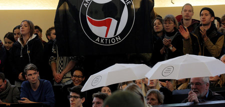 Demonstranten während der Vorlesung Bernd Luckes in einem Hörsaa... Demonstranten während der Vorlesung Bernd Luckes in einem Hörsaa...
