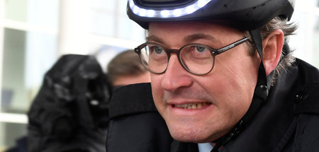 Mit Schutzhelm zum Untersuchungsausschuss? Bundesverkehrsministe... Mit Schutzhelm zum Untersuchungsausschuss? Bundesverkehrsministe...