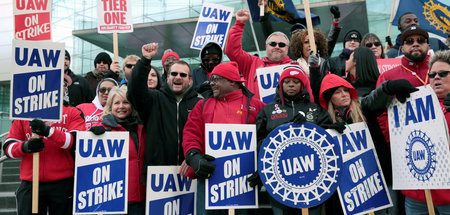 Streikende Gewerkschafter der United Auto Workers vor dem Haupts...