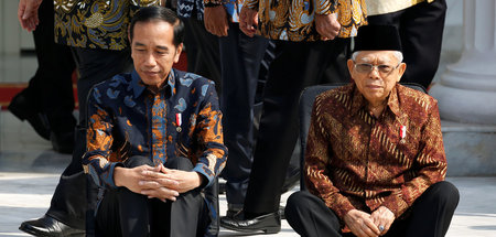 Indonesiens Präsident Joko Widodo (l.) und sein Vize Maruf Amin ... Indonesiens Präsident Joko Widodo (l.) und sein Vize Maruf Amin ...