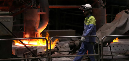 Heiße Ware. Stahlarbeiter im Werk von Tata Steel im niederländis... Heiße Ware. Stahlarbeiter im Werk von Tata Steel im niederländis...