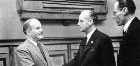 W. M. Molotow und Joachim von Ribbentrop nach der Unterzeichnung...