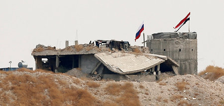 Syrische und russische Fahnen in der Nähe des nordsyrischen Dorf...