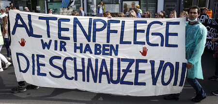 Protest gegen Ausbeutung in der Altenpflege beim »Walk of Care« ...