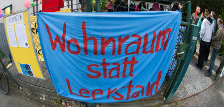 Nicht nur in Frankfurt: Mitglieder der Initiative »Our House Nan... Nicht nur in Frankfurt: Mitglieder der Initiative »Our House Nan...