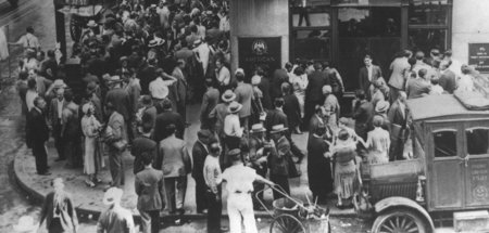 Lange Schlangen bildeten sich am »Black Thursday« vor der Americ...