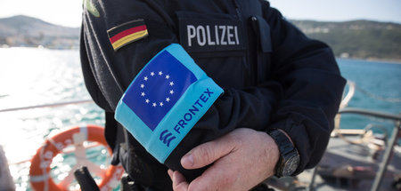 Ein Beamter der Bundespolizei See bei einem Frontex-Einsatz im H