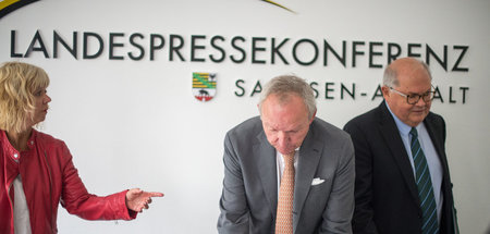 Der ehemalige Generalstaatsanwalt Manfred Nötzel (M.) und Rechts...