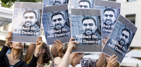 Im Juni 2018 forderten Demonstrantinnen in Köln die Freilassung ...