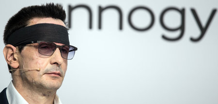 Sichtlich gezeichnet: Bernhard Günther auf der Bilanzpressekonfe...