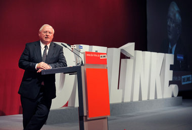 Linkes Profil schärfen: Oskar Lafontaine während seiner Rede in ... Linkes Profil schärfen: Oskar Lafontaine während seiner Rede in ...