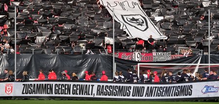 Schwarze Folie der Trauer: Fans des Halleschen FC gedenken am 26...