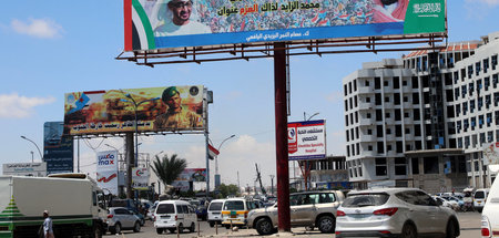 Plakate mit den Führern Saudi-Arabiens und der Vereinigten Arabi...