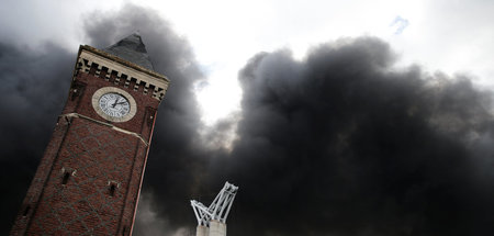 Nach dem Brand verdunkeln Rauchwolken den Himmel über Rouen am 2...