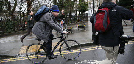 Der britische Premierminister Boris Johnson strampelt sich ab, u...