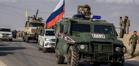 Russische Militärpolizei und Angehörige der YPG am Sonntag in Am