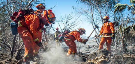 Feuerwehrleute bekämpfen in Canyon Country, Kalifornien, Brandhe...
