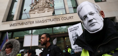 Julian Assange ist nicht vergessen: Protestaktion vor Gerichtsge...