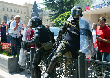 Georgische Polizisten und Demonstranten am Montag in Tbilissi Georgische Polizisten und Demonstranten am Montag in Tbilissi