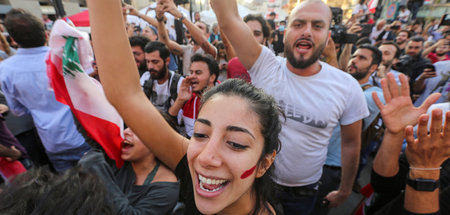 Demonstranten bejubeln am Dienstag in Beirut die Rücktrittsankün...
