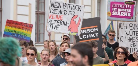 Gegendemonstranten sind immer vor Ort: Protestkundgebung gegen d...