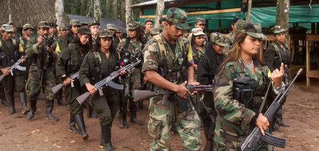 Zurück zum bewaffneten Kampf — Einheiten der FARC-EP in einem Gu...