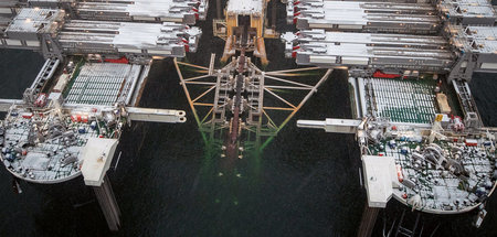 Das Arbeitsschiff Pioneering Spirit verlegt die Ostseepipeline i...