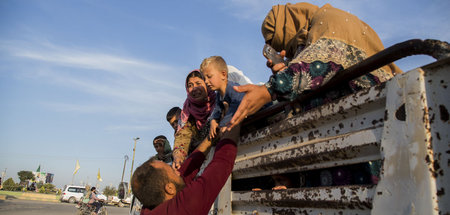 Menschen fliehen vor der türkischen Invasion aus der nordsyrisch...