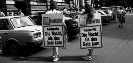 1. Juli 1990, Tag der ­Währungsunion in ­Leipzig: Junge Leute ma...