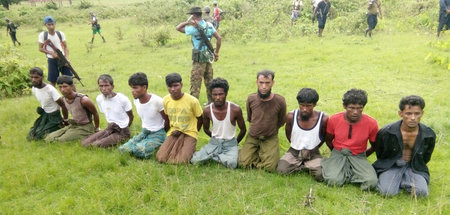 Rohingya werden vom Militär Myanmars in dem Dorf Inn Din im Rakh... Rohingya werden vom Militär Myanmars in dem Dorf Inn Din im Rakh...