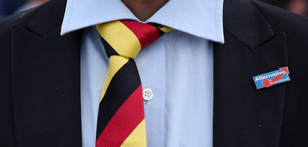 Wählt überproportional häufig AfD: der schwarzrotgoldene Schlips... Wählt überproportional häufig AfD: der schwarzrotgoldene Schlips...