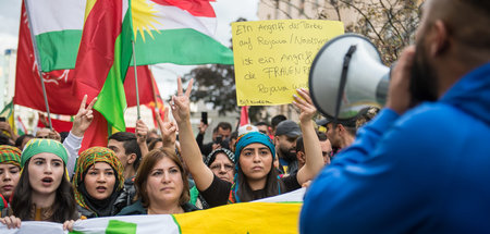 Demonstration mehrerer tausend Menschen gegen den Einmarsch des ...