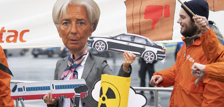 Attac-Aktion vor der EZB-Zentrale (Frankfurt am Main, 1. Novembe... Attac-Aktion vor der EZB-Zentrale (Frankfurt am Main, 1. Novembe...