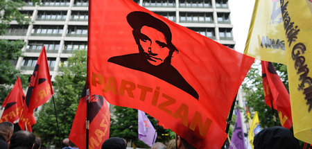 Fahne mit dem Konterfei des Gründers der Kommunistischen Partei ...
