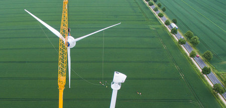 Mitarbeiter eines Windradbauers demontieren eine Rotornabe bei W... Mitarbeiter eines Windradbauers demontieren eine Rotornabe bei W...