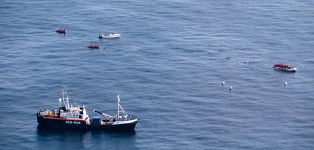 Sucht Schutz in der Nähe der Küste: Das Rettungsschiff »Alan Kur