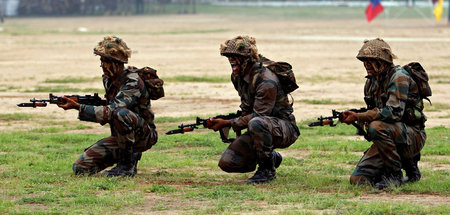 Indische Soldaten während eines Manövers 2016