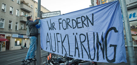 Teilnehmer einer Mahnwache für Burak Bektas und Luke Holland bef...